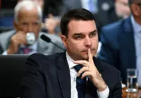 Adriano da Nóbrega transferiu R$ 400 mil para "rachadinha" de Flávio Bolsonaro, aponta MP