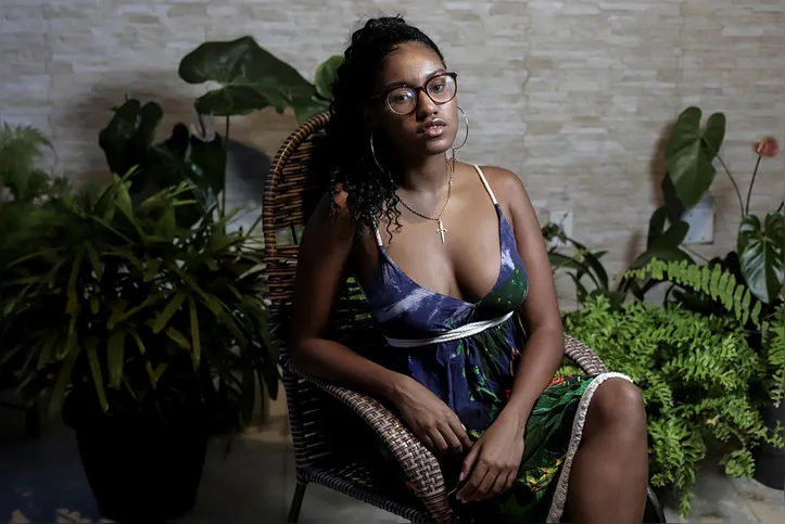 Imagem ilustrativa da imagem Jovens negros ignoram padrões em processo de valorização da estética