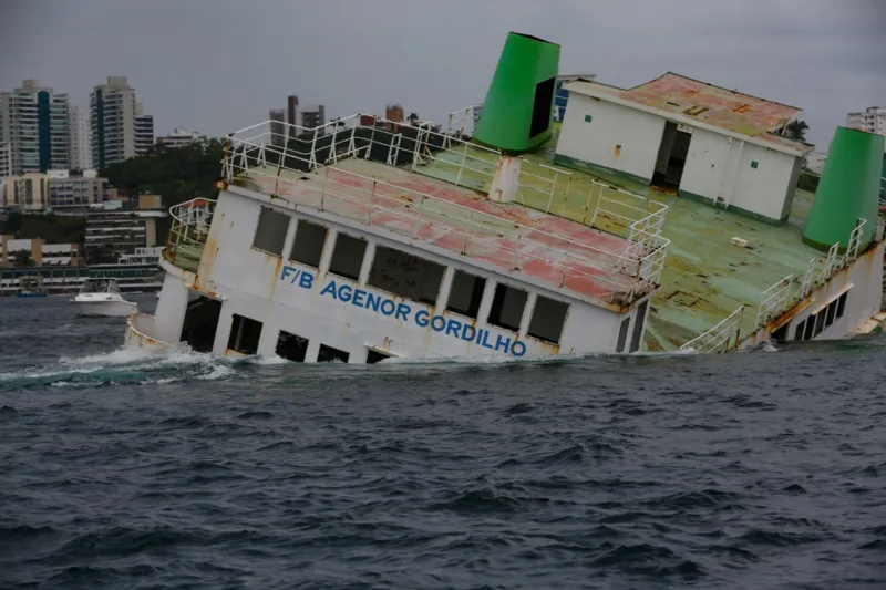 Ferry Agenor Gordilho é afundado na Baía de Todos-os-Santos