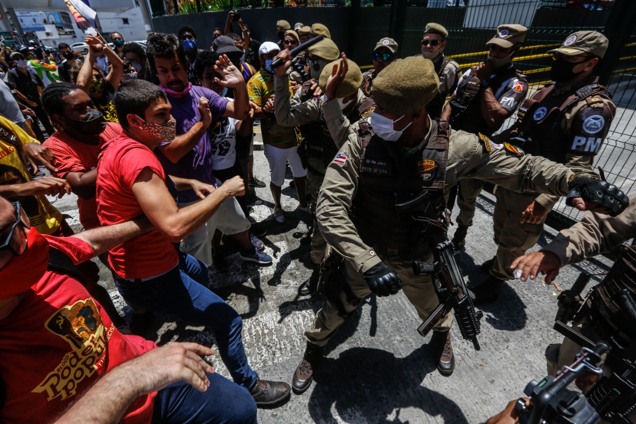 Ato em frente a rede de supermercado reforça luta contra racismo