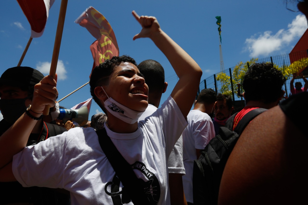 Ato em frente a rede de supermercado reforça luta contra racismo