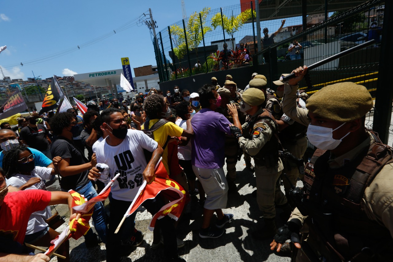 Ato em frente a rede de supermercado reforça luta contra racismo