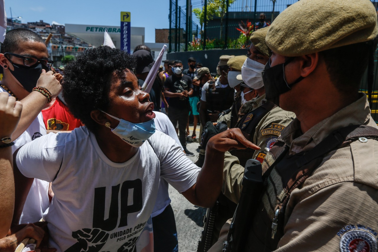 Ato em frente a rede de supermercado reforça luta contra racismo