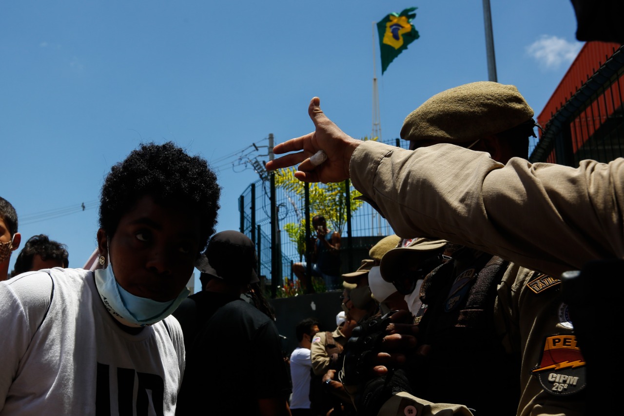 Ato em frente a rede de supermercado reforça luta contra racismo