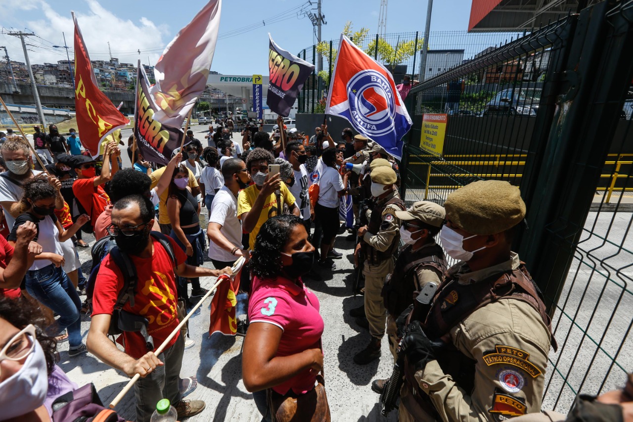 Ato em frente a rede de supermercado reforça luta contra racismo