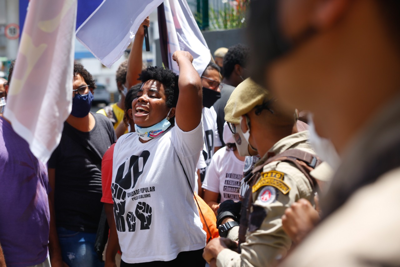Ato em frente a rede de supermercado reforça luta contra racismo