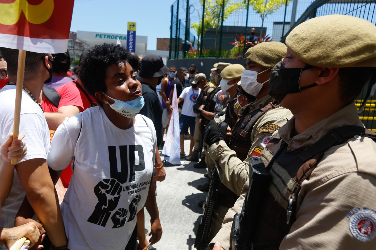 Ato em frente a rede de supermercado reforça luta contra racismo