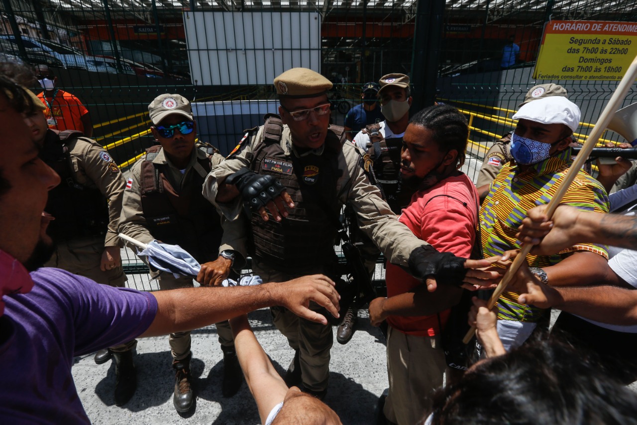Ato em frente a rede de supermercado reforça luta contra racismo