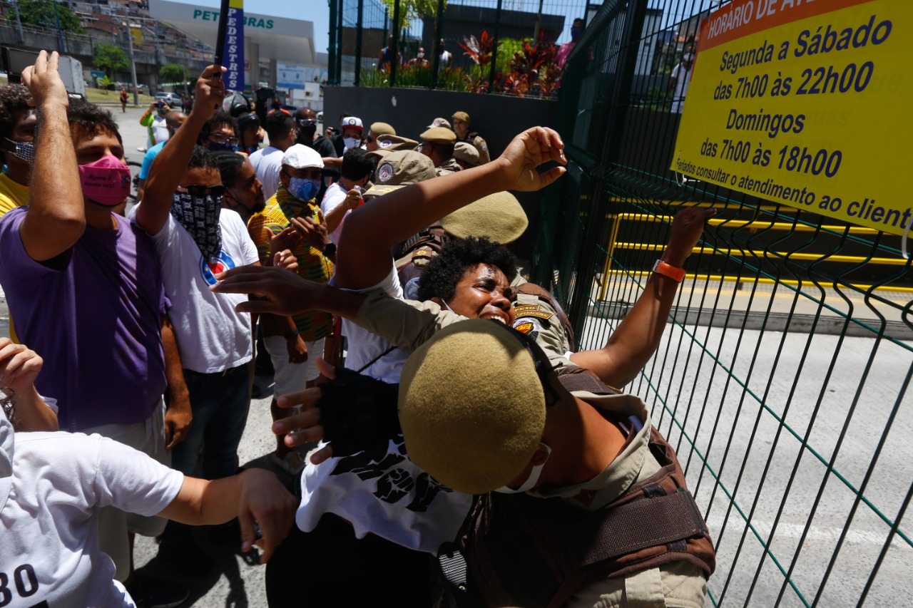 Ato em frente a rede de supermercado reforça luta contra racismo