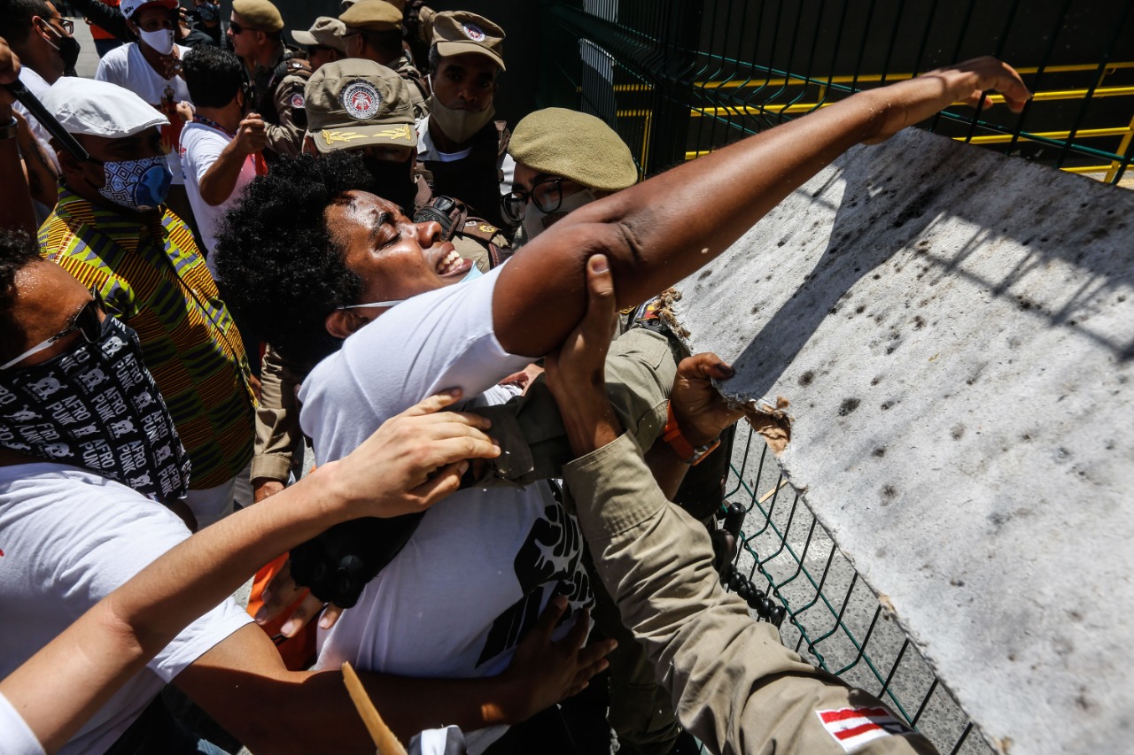 Ato em frente a rede de supermercado reforça luta contra racismo