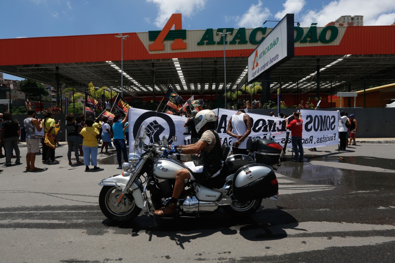 Ato em frente a rede de supermercado reforça luta contra racismo