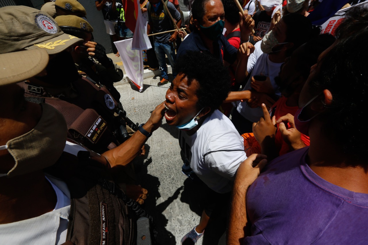 Ato em frente a rede de supermercado reforça luta contra racismo