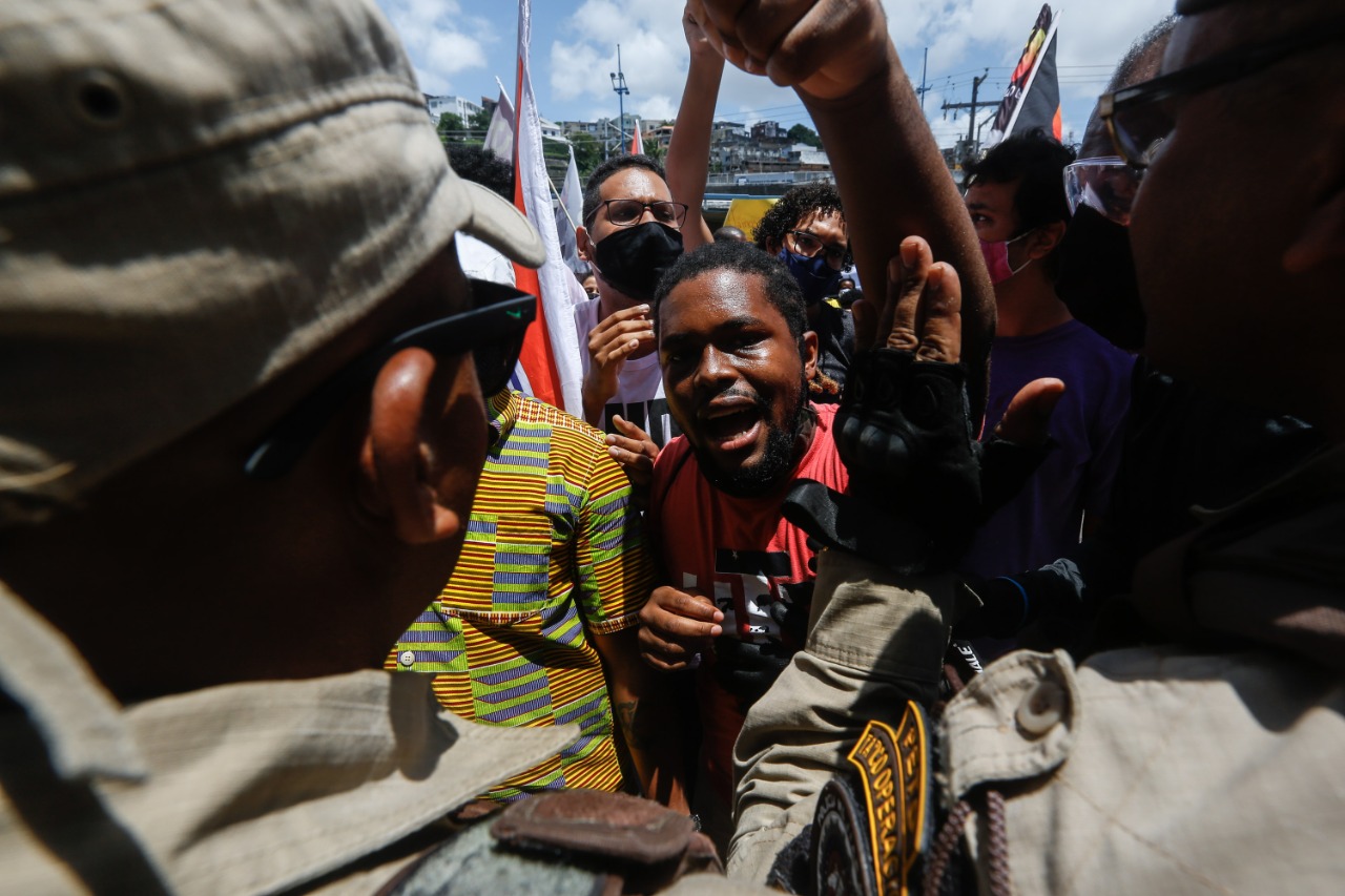 Ato em frente a rede de supermercado reforça luta contra racismo