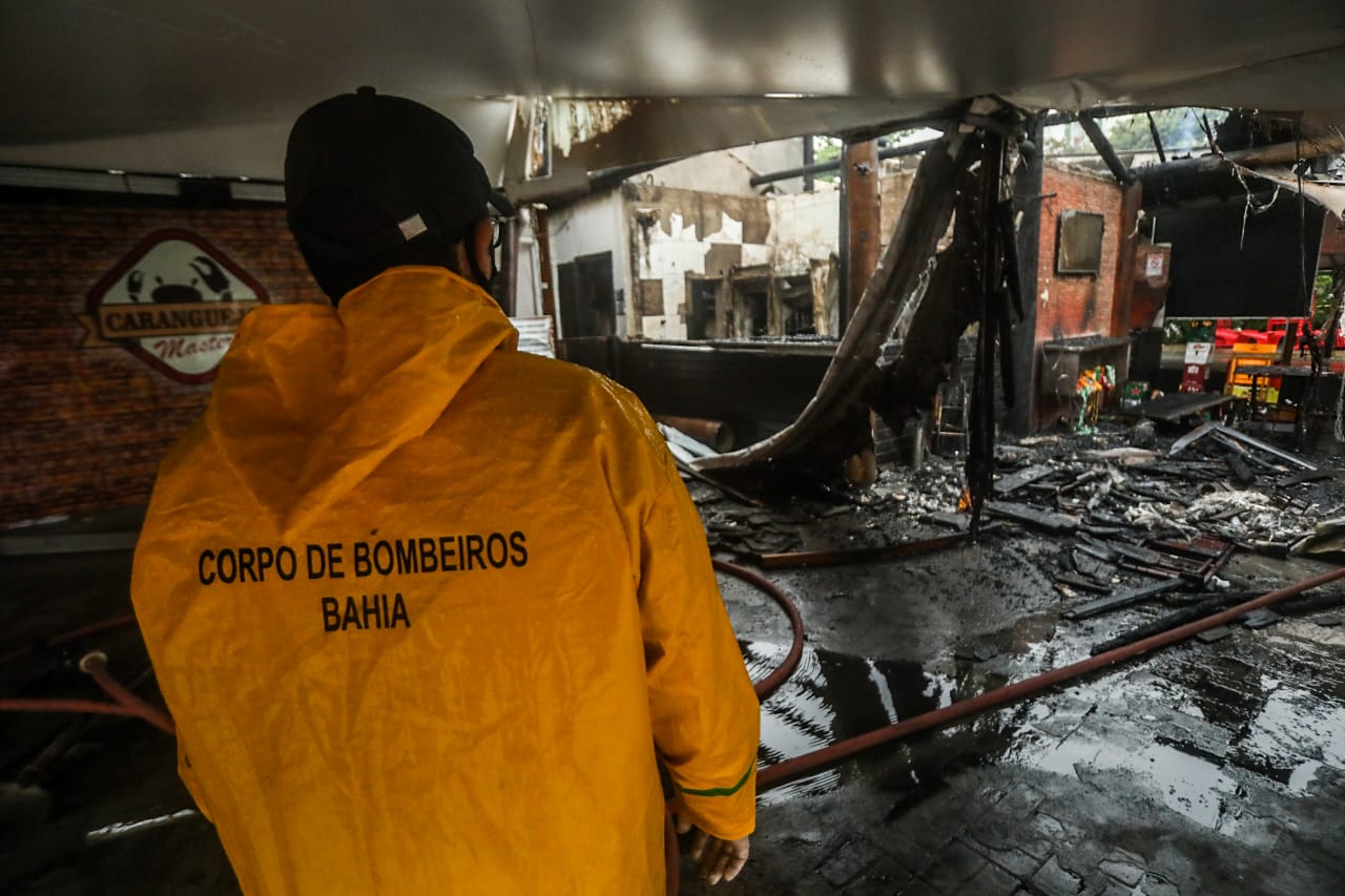 Incêndio atinge bares na praça central do Imbuí