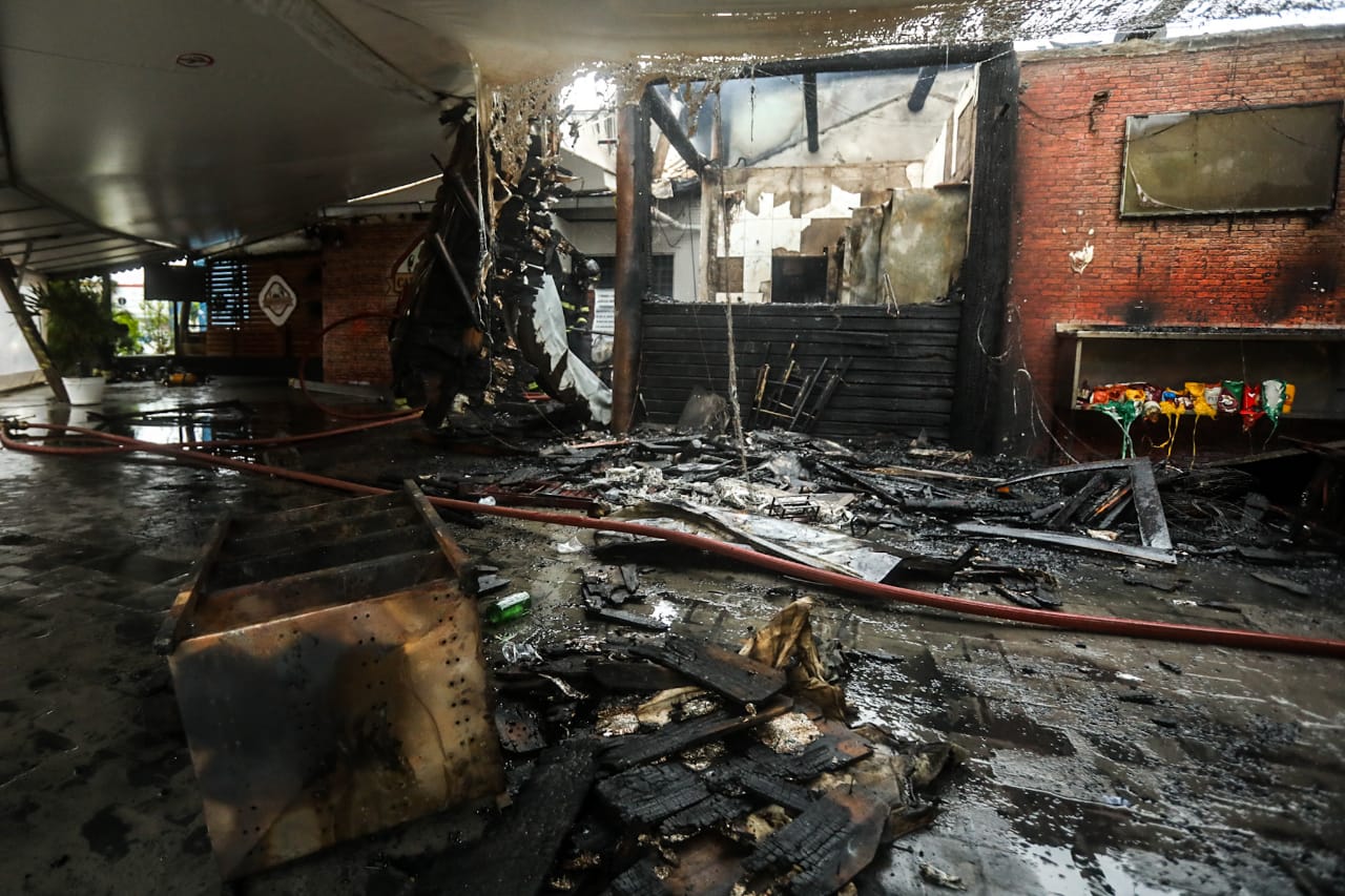 Incêndio atinge bares na praça central do Imbuí