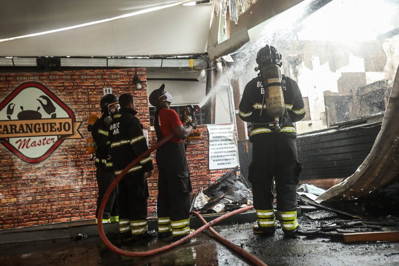 Incêndio atinge bares na praça central do Imbuí