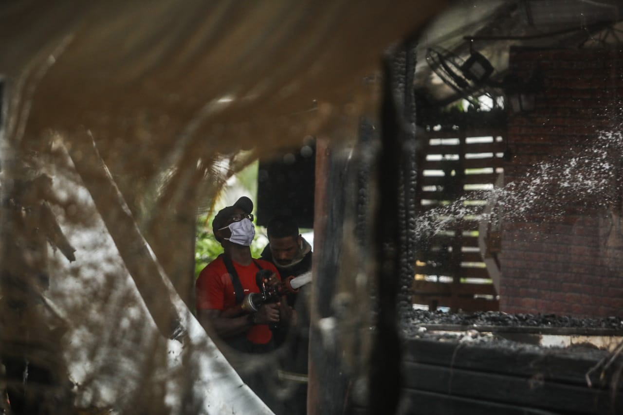 Incêndio atinge bares na praça central do Imbuí