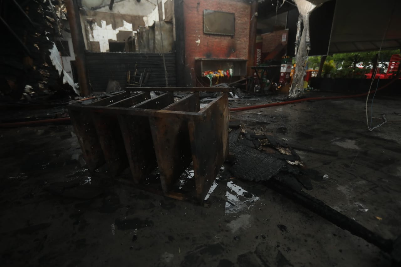 Incêndio atinge bares na praça central do Imbuí