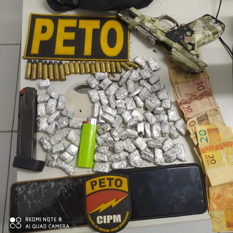 Pistola, munições e drogas foram apreendidas com ele e outro suspeito de tráfico de drogas | Foto: Reprodução | SSP-BA