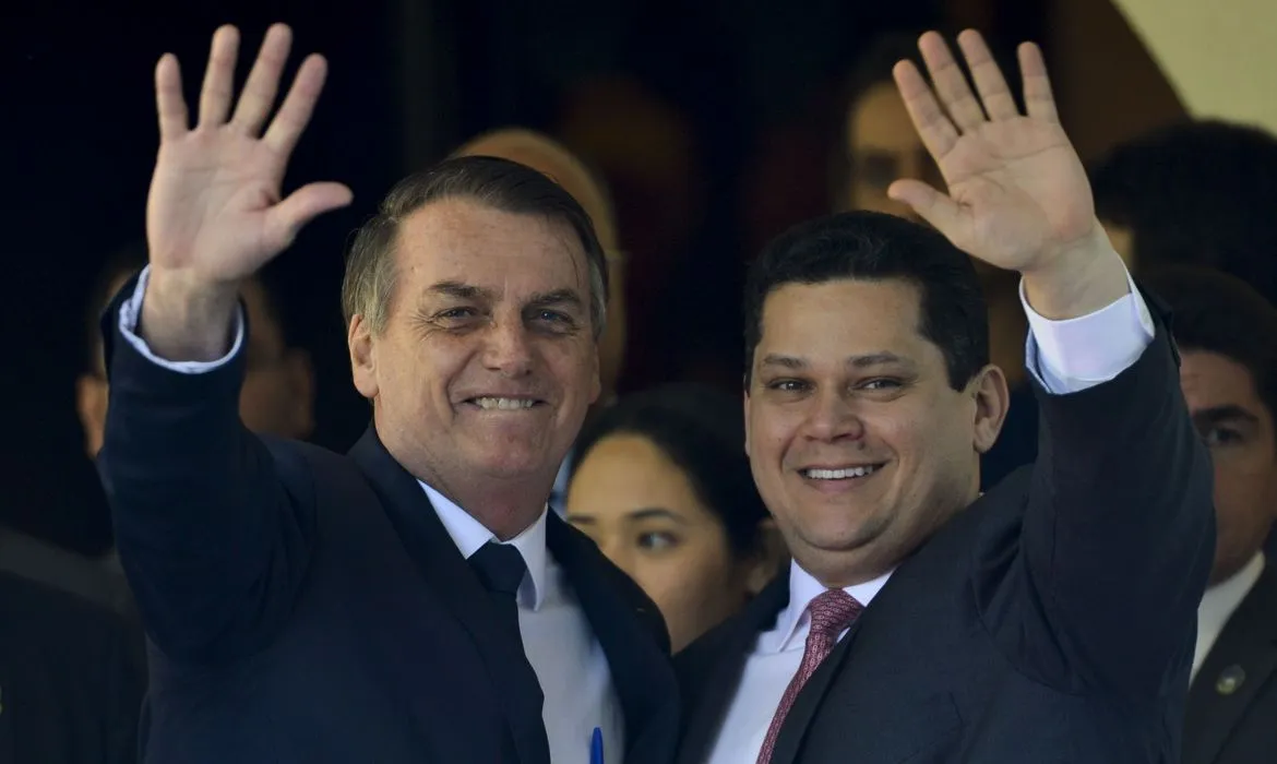 Presidente teria oferecido um cargo no Planalto em troco de apoio na eleição que vai definir a sucessão do senador
