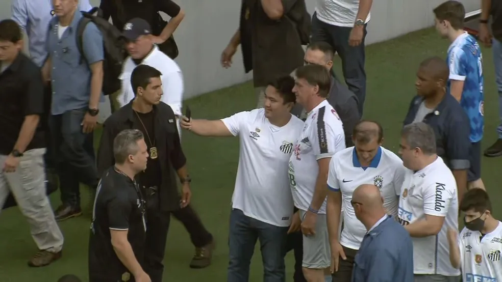 Sem máscara, Bolsonaro tirou foto com convidados e ainda marcou um gol para o seu time na partida | Foto: Reprodução