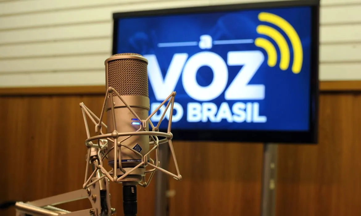 Emissoras de rádio são obrigadas a retransmitir o programa diariamente I Foto: Agência Brasil