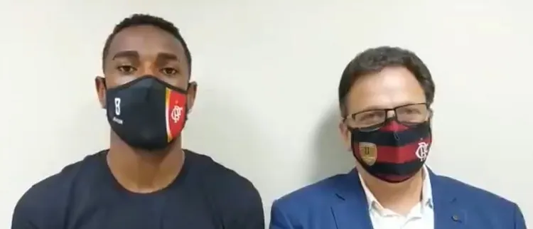 Em vídeo ao lado do vice do Flamengo, Gerson disseque fez a denúncia “por todos os negros que tem no mundo”.