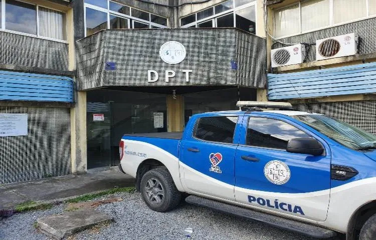 Corpo foi levado para o Departamento de Polícia Técnica de Feira de Santana | Foto: Reprodução | Acorda Cidade