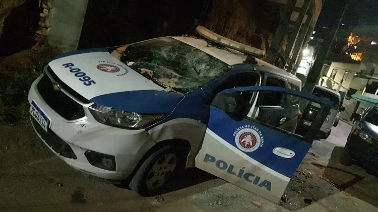 Veículo foi danificado enquanto policiais faziam ronda | Foto: Cidadão Repórter | via WhatsApp