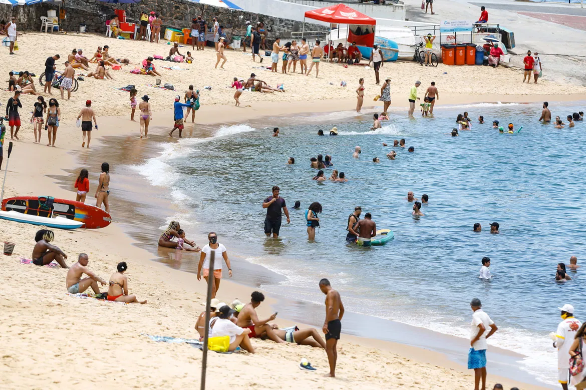 Praia do Porto da Barra, em Salvador, foi disputada por banhistas em manhã de sol forte, no último sábado | Foto: Rafael Martins | Ag. A TARDE | 26.12.2020