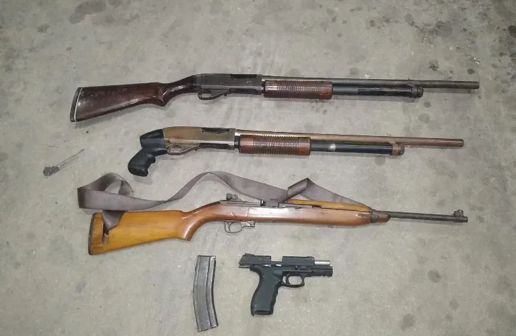 Armas foram encontradas com os suspeitos | Foto: Divulgação | SSP