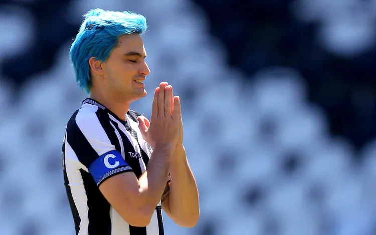 Felipe Neto foi flagrado jogando como goleiro com amigos | Foto: Vitor Silva | Botafogo