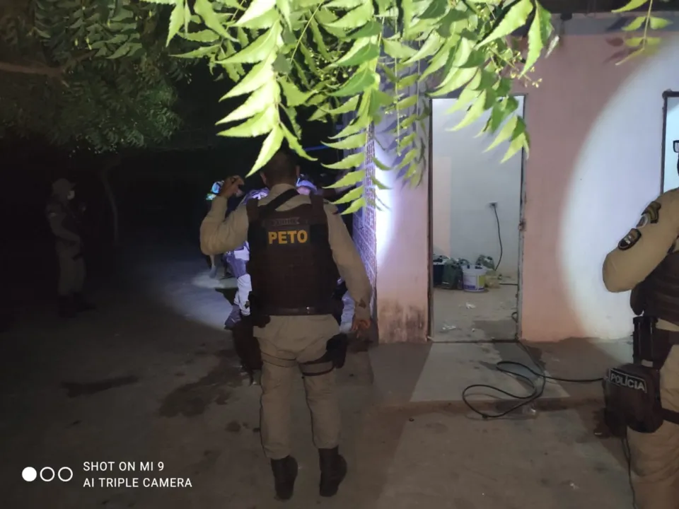 Uma pequena porção de maconha ainda foi encontrada pelas equipes durante a revista no local | Foto: Divulgação | SSP-BA