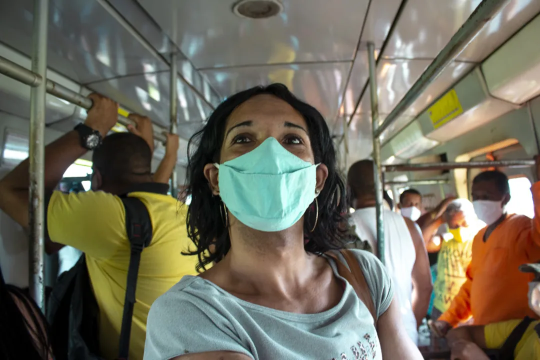 Leona do Carmo, 37, utiliza a linha férrea todos os dias para ir ao trabalho | Foto: Moisés A. Neuma | Agência Mural