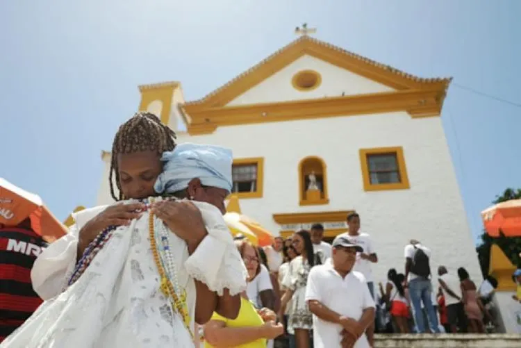 Tradicionais missas que são celebradas na Igreja São Lázaro e São Roque, localizada na Federação, acontecem com o número reduzido de fiéis I Foto: Raul Spinassé I Ag. A TARDE