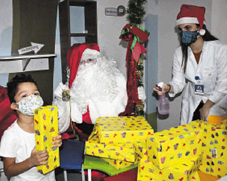 De Papai Noel, Gabriel entrega presentes em hospital | Foto: Divulgação