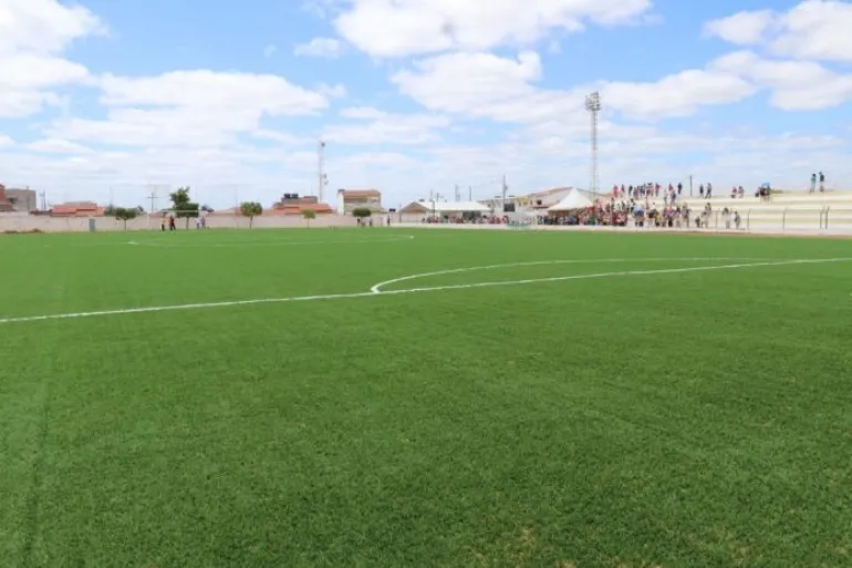 Equipamento esportivo recebeu gramado sintético, bancos de reservas e novo alambrado | Foto: Divulgação | GOVBA