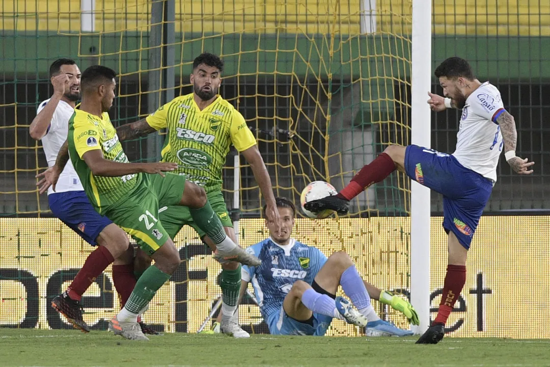 O atacante Rossi teve três chances seguidas de finalizar, mas não conseguiu empurrar para as redes | Foto: Juan Mabromata | AFP