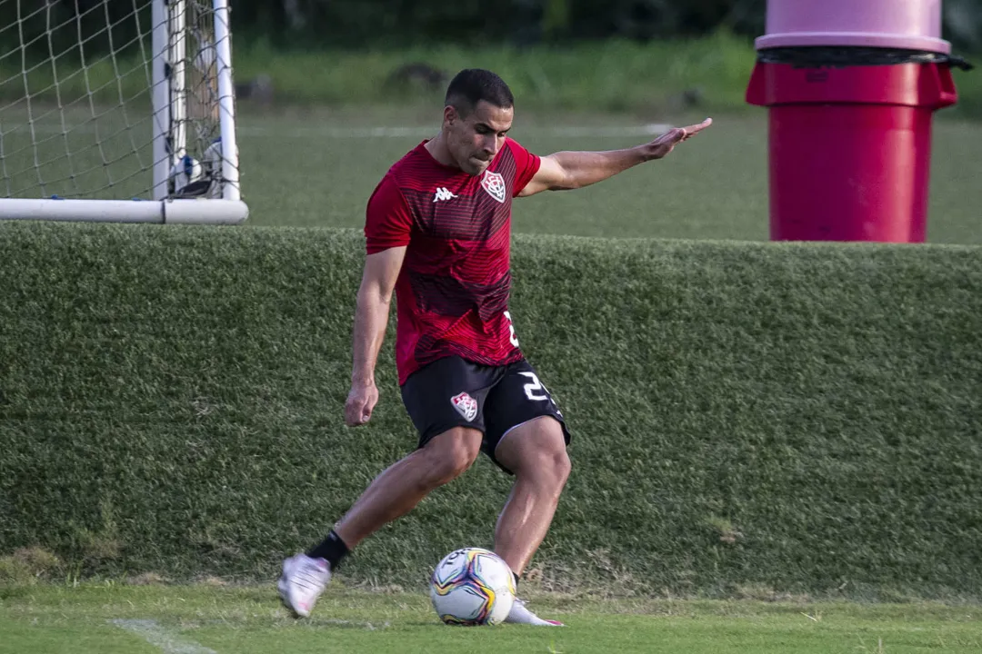 Thiago Lopes (E) vai para o 12º jogo seguido como titular do Vitória | Foto: Letícia Martins | EC Vitória