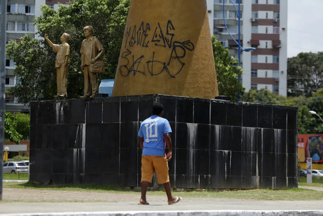 Vandalismo causa prejuízos materiais e financeiros à cidade | Foto: Raul Spinassé | Ag. A TARDE