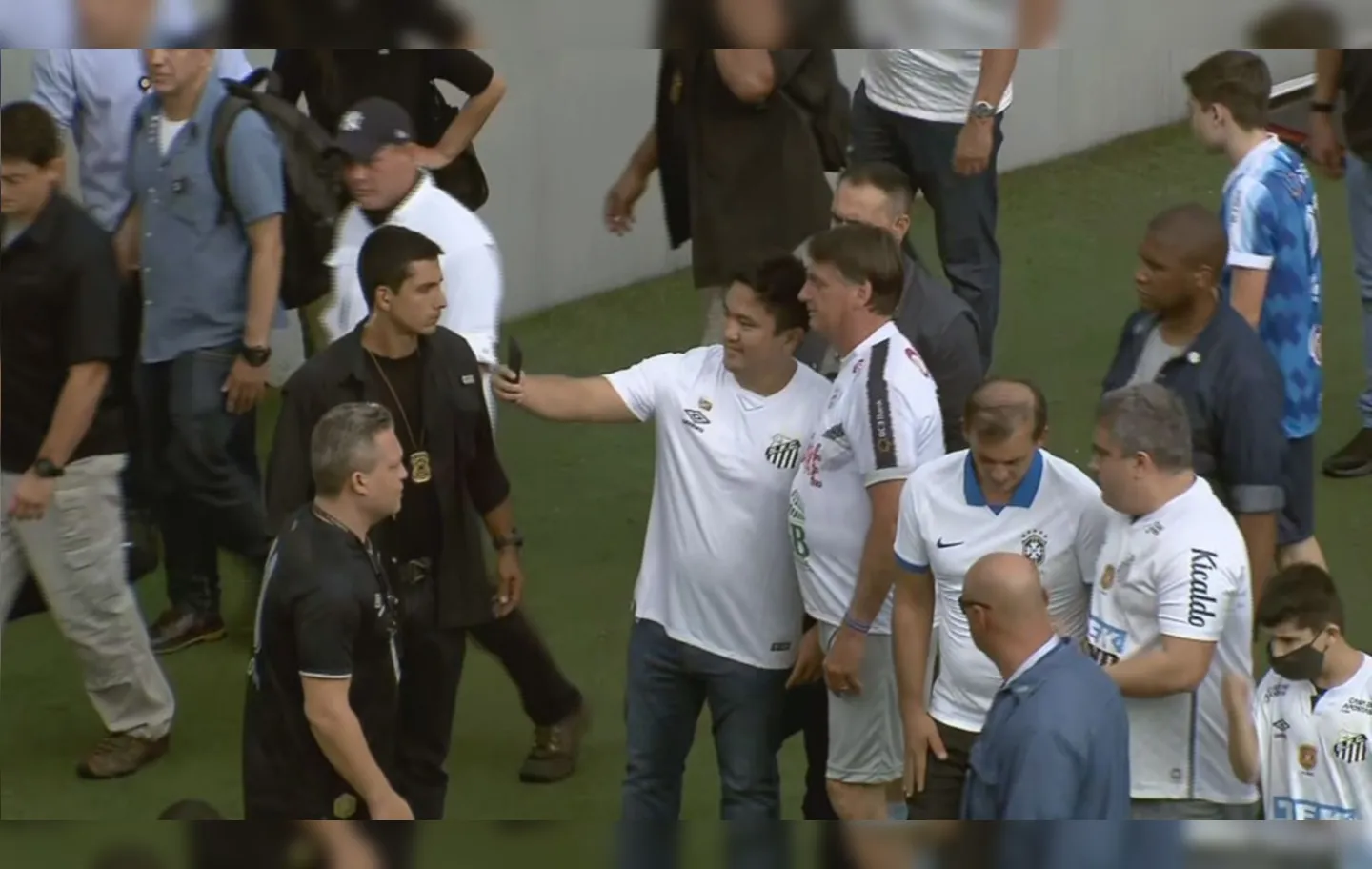 Sem máscara, Bolsonaro tirou foto com convidados e ainda marcou um gol para o seu time na partida | Foto: Reprodução