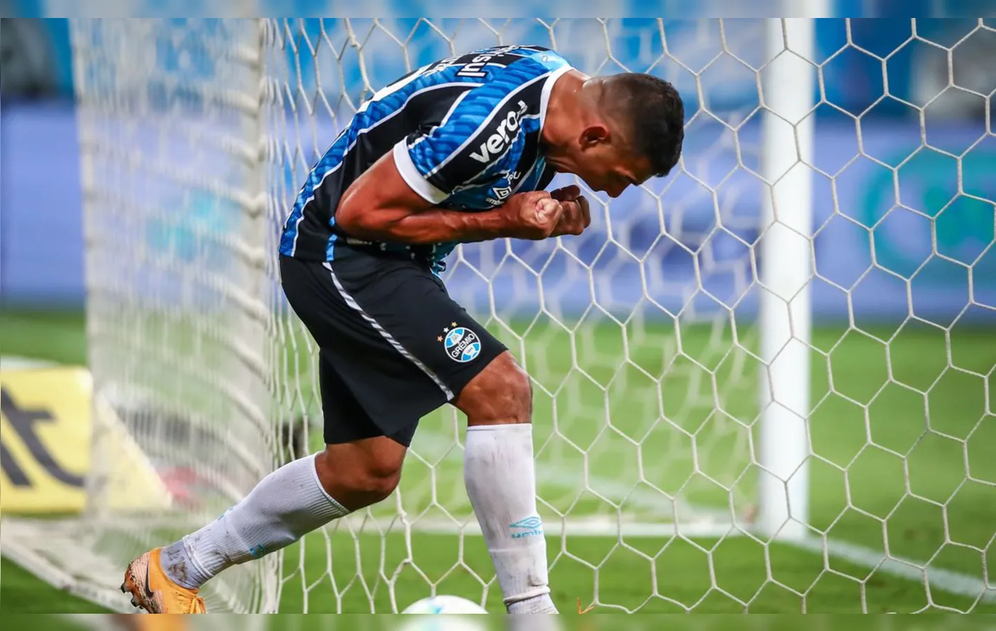 Gol de Diego Souza em Porto Alegre coloca o tricolor gaúcho em vantagem por vaga na decisão | Foto: Lucas Uebel | Grêmio FBPA