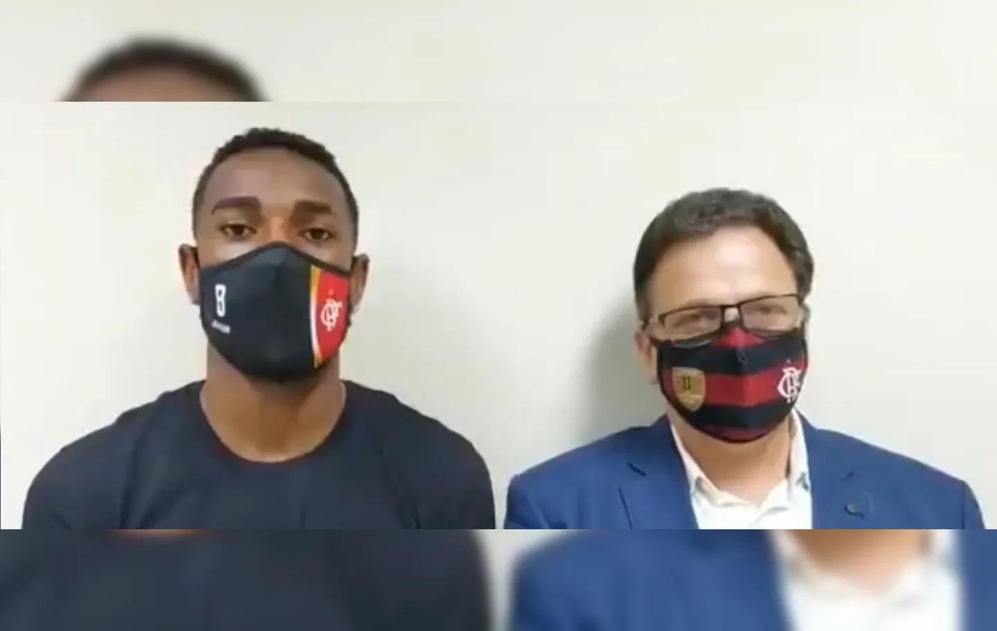 Em vídeo ao lado do vice do Flamengo, Gerson disseque fez a denúncia “por todos os negros que tem no mundo”.