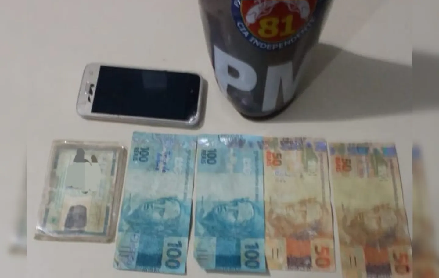 Mulher que pagou com o dinheiro falso (notas de 100 e 50) foi apresentada na 27ª Delegacia de Itinga I Foto: Divulgação I SSP