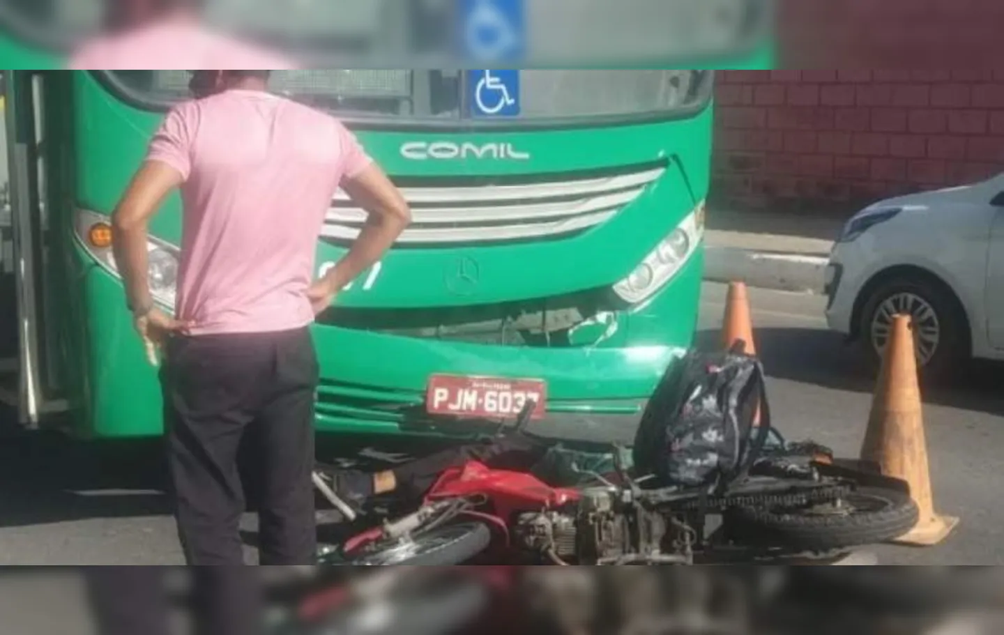 Motociclista não resistiu aos ferimentos após colidir com o ônibus