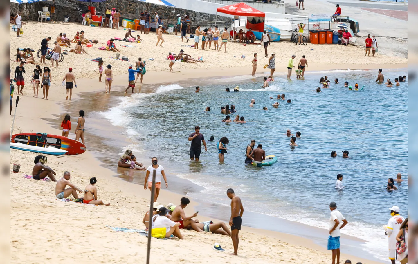Praia do Porto da Barra, em Salvador, foi disputada por banhistas em manhã de sol forte, no último sábado | Foto: Rafael Martins | Ag. A TARDE | 26.12.2020