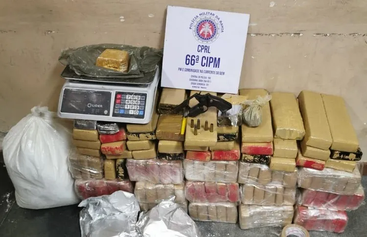 Policiais apreenderam 112 kg de maconha, arma, munições, porções de cocaína e pedra de crack | Foto: Divulgação | SSP-BA