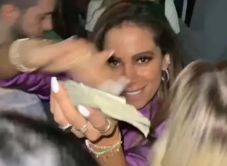 Anitta parece jogando notas de dólares nas dançarinas de uma boate de strip | Foto: Reprodução | Instagram