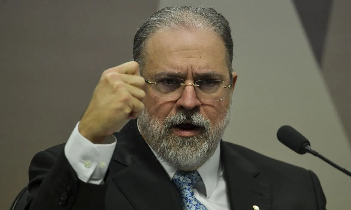 Em entrevista, Augusto Aras, enfatizou o fortalecimento das ações de combate à corrupção no país.