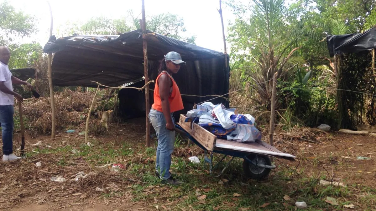 Grupo formado por 80 pais e mães de família que de alguma forma ficaram sem moradia durante a pandemia | Foto: Olga Leira | Ag. A TARDE
